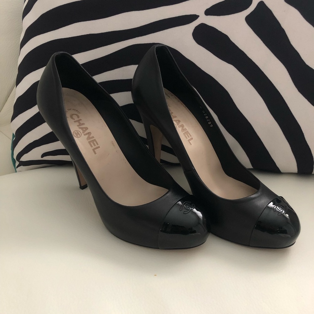 Black Chanel pump